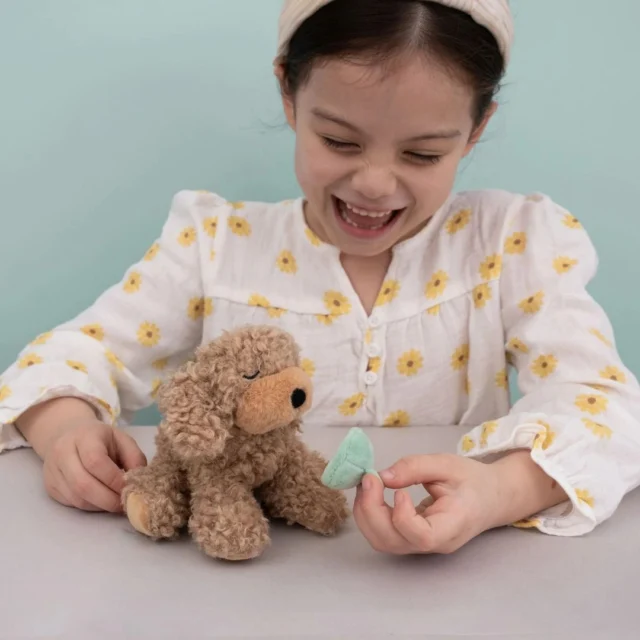 This moment? It’s everything childhood should be. 🌸

#plushie #misuenoskids #gentleparenting #cuddlecrew #softoys #olliella #giftforkids