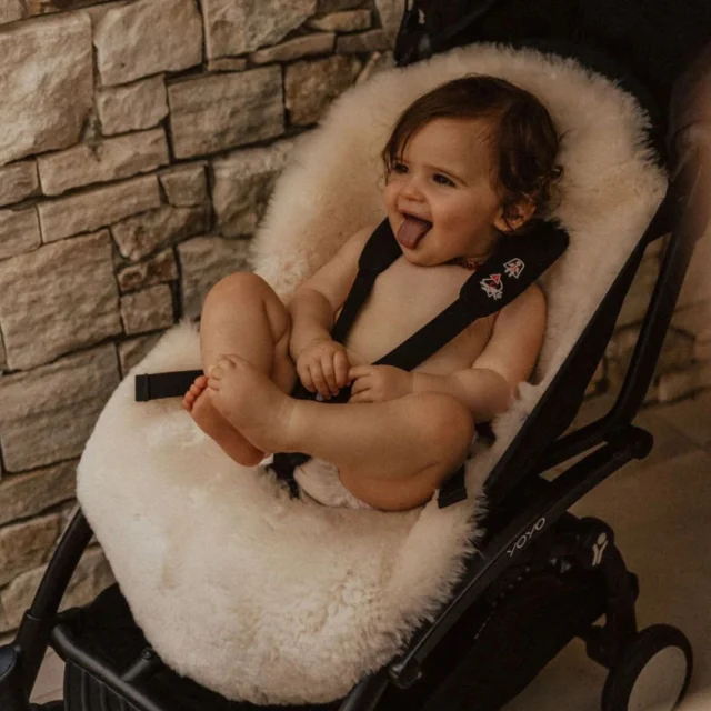 When you’re this comfy, who needs trousers?

#misuenoskids #livingthedream #naturalcomfort #babyessentials #babyluxe #lambskin #miijo
