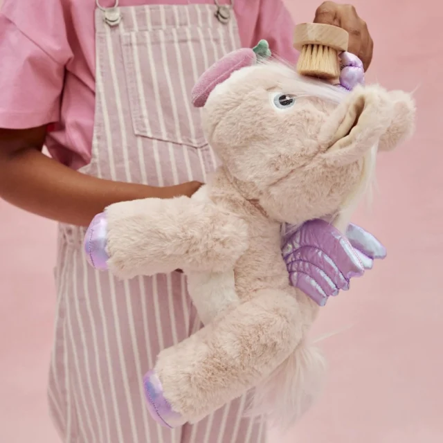 Spa day? Yes please! ✨ Shimmer the unicorn is all brushed up and ready for cuddles, tea parties, and rainbow-filled adventures.

#misuenoskids #unicornfun #slowplay #consciousparenting #firstbestfriend #olliella