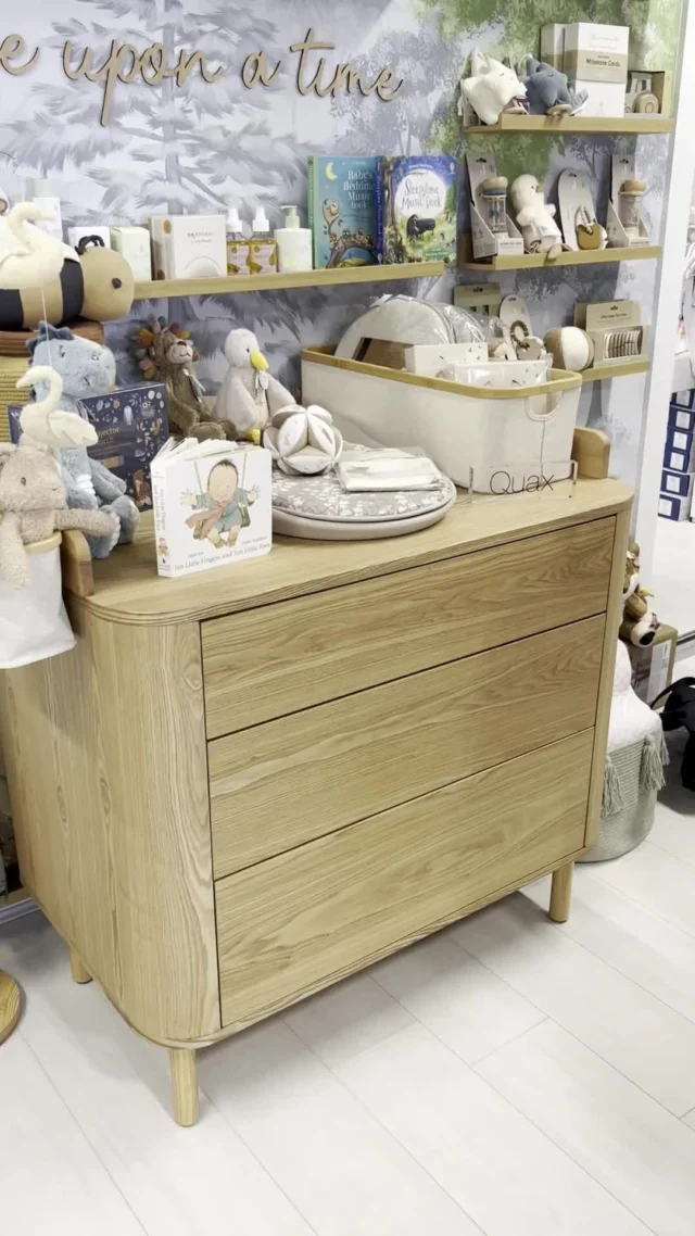 Tiny treasures deserve a beautiful home. Discover the beauty of the Quax Yume Chest. 💛

#Quax #MiSuenosKids #NurseryGoals #KidsRoomInspo #KidsLifestyle #QuaxDesign #BabyRoomDecor