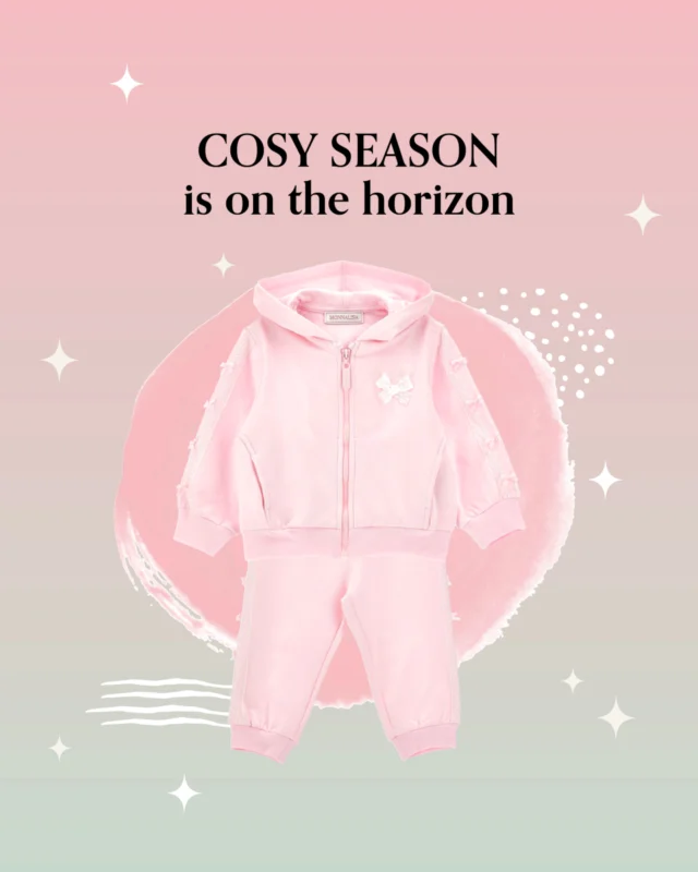 Cosy season is on the horizon… and it’s painted in pinks & bows. 🍂💕

#Monnalisa #MiSuenosKids #CosySeason #BabyStyle #UKKidsFashion #FallFashionKids #Babywear #ToddlerOOTD