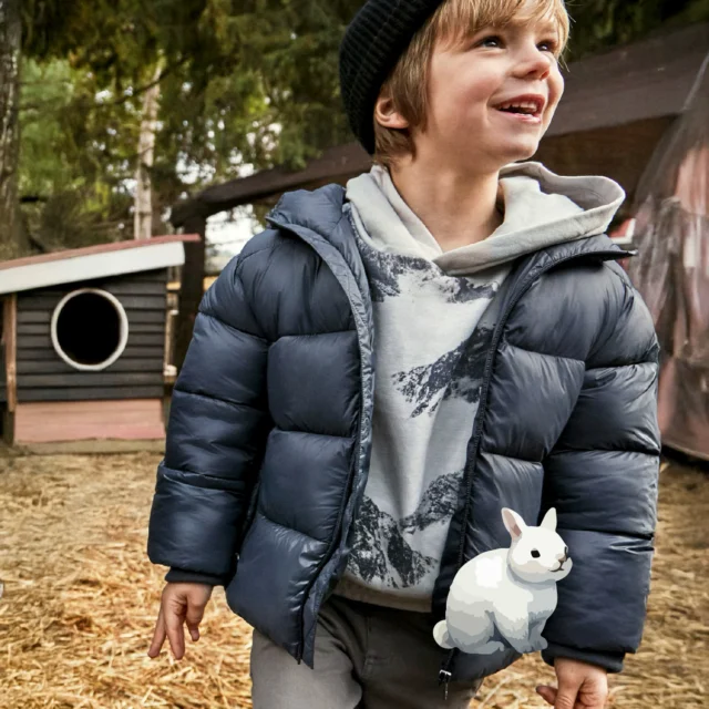 Snug, curious, and ready to explore. This little dreamer is all set for crisp air and cosy quests. 🍁

#MiSuenosKids #KidsStyle #FW2025 #UKKidsFashion #KidsFashionUK #WinterFashionKids