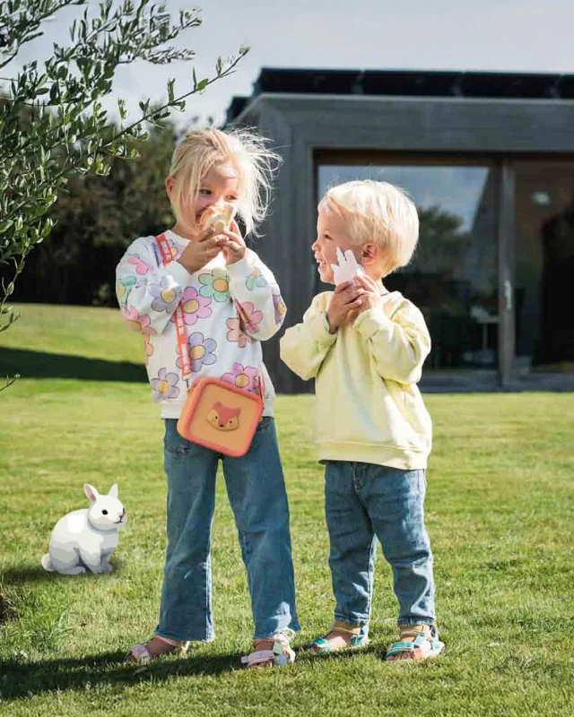 The ultimate peace treaty for siblings. 🤝 One for you, one for me. These walkie talkies are the perfect gift to foster communication, give them a shared mission and watch the teamwork happen.

#MiSuenosKids #TheZoofamily #ScreenFreeFun #KidsGiftIdeas #WalkieTalkies #ImaginativePlay