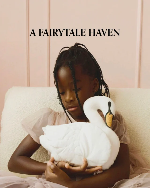 Bring the swan lake to her bedside with the Lorena Canals Cushion Swan. 🦢

#MiSuenosKids #LorenaCanals #NurseryDecor #FairytaleHaven #KidsInteriors #SwanLake #UKMums