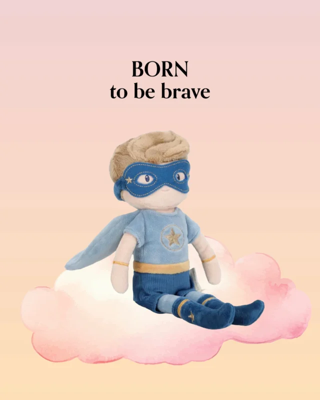 He’s not here to save the world, just to guard their dreams. Meet Superhero Jim, a Little Dutch creation that believes bravery starts with a good cuddle. 💙

#MiSuenosKids #LittleDutchToys #ToddlerStyle #NurseryDetails #SensoryPlay #SnugglyToy