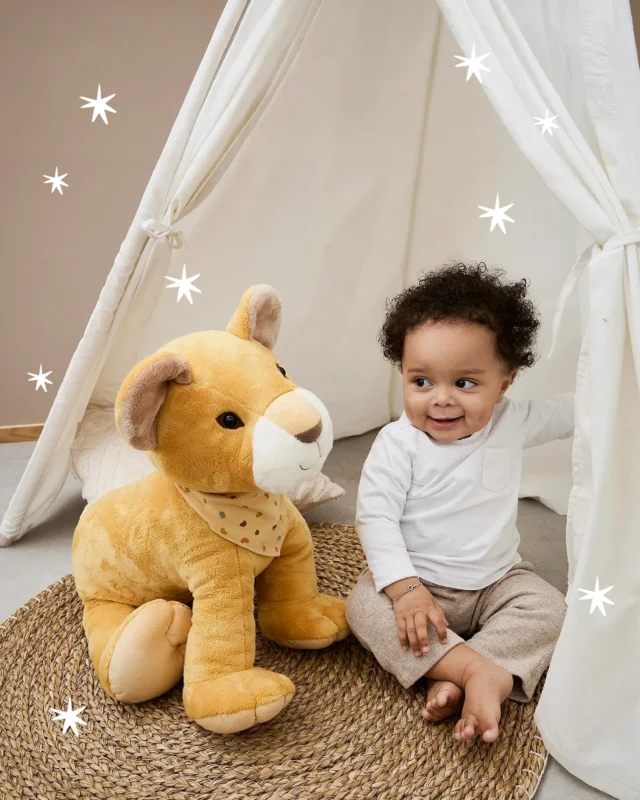 Because some friends are simply too big to ignore. Standing tall (well, sitting!) as the kindest presence in their room, Lion Leo is ready for years of heavy-duty hugs and every afternoon nap. 🦁☁️

#MiSuenosKids #LionLeo #Sterntaler #LargeSoftToy #NurseryInspo #NurseryDecor #KidsInteriors #GiftInspo