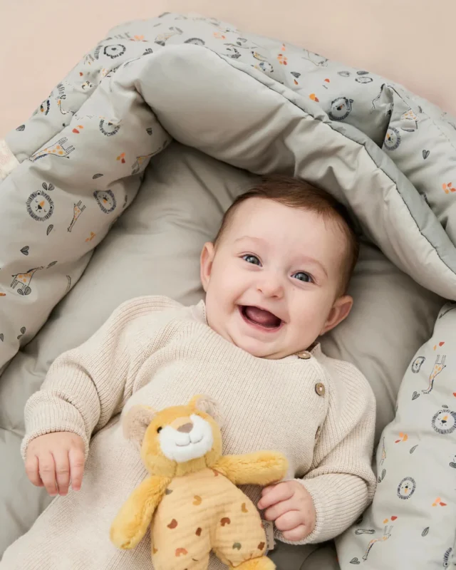 The best sound in the world? A baby’s giggle. It looks like Lion Leo and his gentle rattle have officially won this little one over. 💛🦁

#MiSuenosKids #BabyRattle #NurseryStyle #SoftToysUK #BabySmile #NurseryInspo #Sterntaler