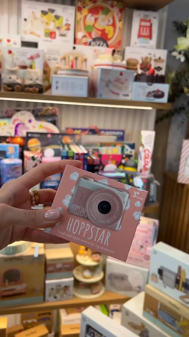 So much fun with our pocket-sized cameras from Hoppstar 📸 designed for curious little creatives, everyday moments and capturing memories along the way 🩷

Lightweight, easy to use and filled with fun features like selfie mode, filters and photo frames 💫 they’re the perfect little companion for holidays, days out and fun with friends 🫶🏼

They also come with a 16GB SD card and a handy neck strap with integrated charging, making them so easy to take everywhere 🥰

Available now at MiSueños Kids 🩵

#misuenoskids #hoppstar #hoppstarcamera #kidscamera #digitalcamera