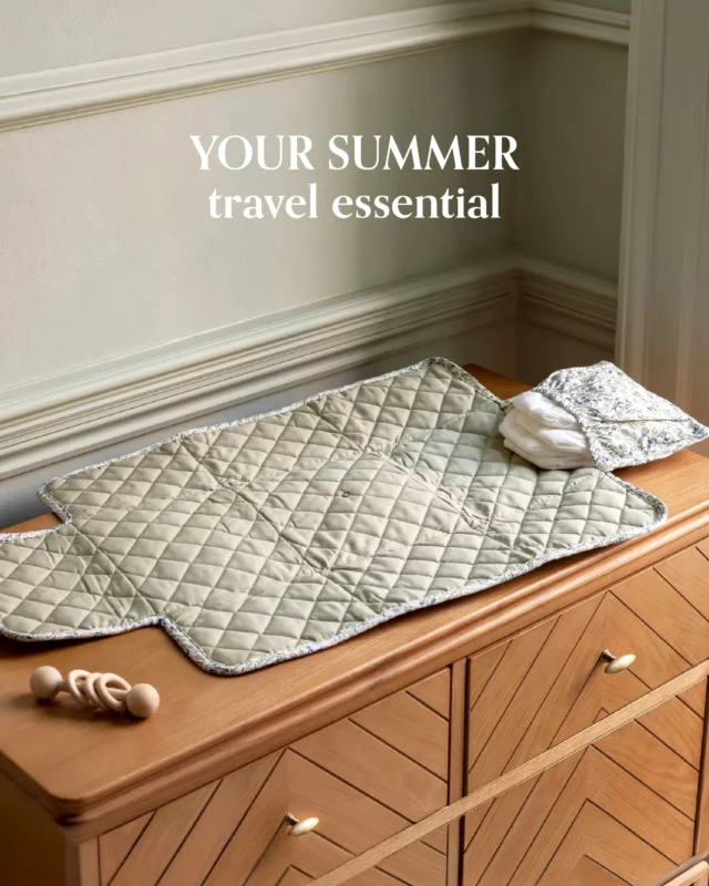 Practical never looked this good. 🌿🤍
Meet the Avery Row Travel Changing Mat: organic cotton, water-resistant, machine washable and beautifully quilted. Folds into a compact clutch with a hidden pocket for nappies & wipes.

#MiSuenosKids #AveryRow #NewIn #TravelChangingMat #OrganicBaby #BabyTravel #SummerBaby