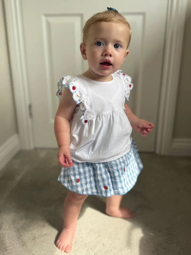 Sunshine, smiles and the sweetest little outfit 🍓☀️🤍

Beautiful Elvie dressed in our Mayoral set and looking absolutely adorable 🥰 

#misuenoskids #babyoutfit #babyfashion #mayoral #babyshop