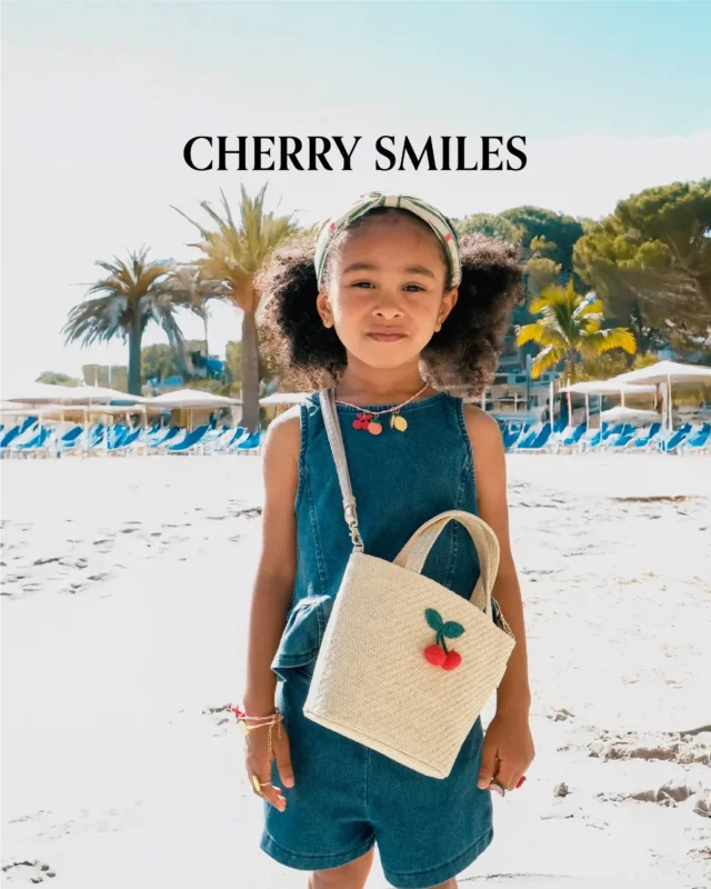 Lightweight, adorable, and completely ready for the sand. The Crochet Cherry Basket Bag by Rockahula is a fun beach bag built for sunny explorations and warm-weather play. Discover this holiday essential at MiSueños Kids. ☁️🌴

#MiSuenosKids #Rockahula #HolidayStyle #SummerFun #BeachDays #KidsAccessories