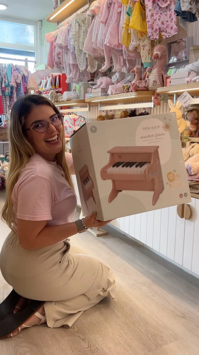 Also available in green 💚💫

The beautiful new Little Dutch Wooden Piano 🎹🌷

#misuenoskids #littledutch #littledutchpiano #pianoforkids #kidspiano