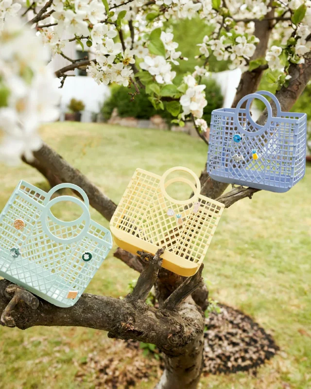Room cleanup becomes an imaginative game. The flexible Samantha Basket with Charms by Liewood brings joy to organizing books and toys at home, keeping their creative space neat and inspiring. Find Liewood at MiSueños Kids. 🏡 

#MiSuenosKids #Liewood #PlayroomStorage #KidsAccessories